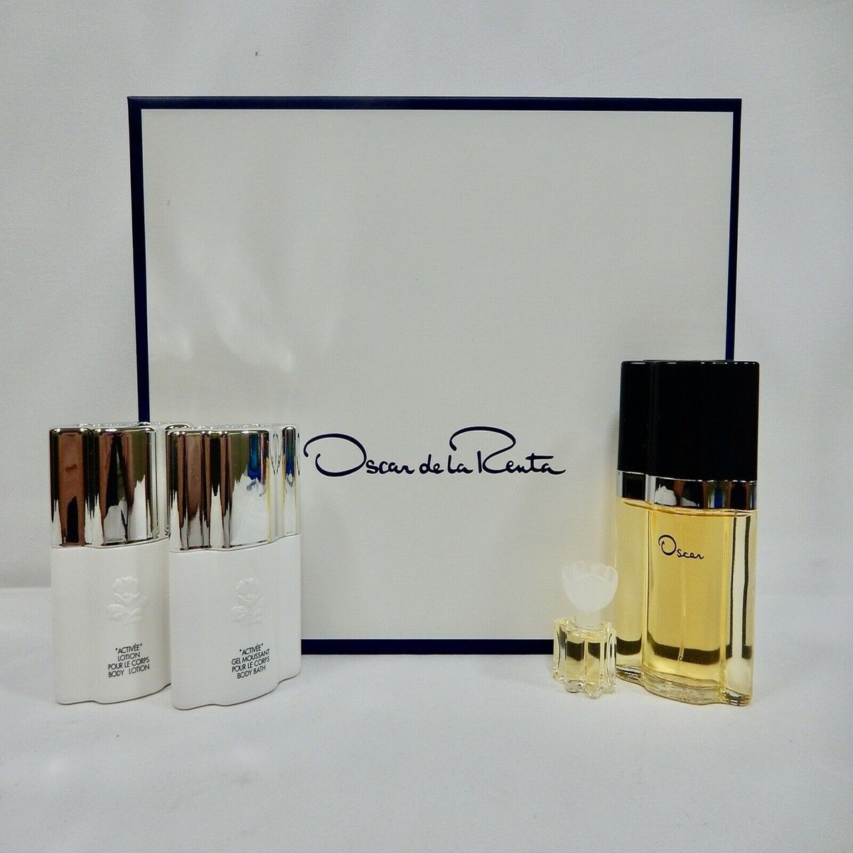 Oscar de la Renta 4-piece fragrance gift set with Eau de Toilette, shower gel, body lotion, and mini bottle
